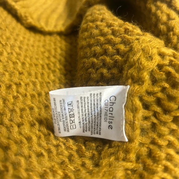 Charlise NWT S oversized Yellow and gold V-Neck Sweater neck yellow shimmers - Picture 12 of 13